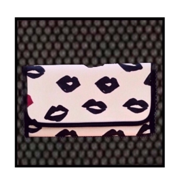 NWT Trifold Lip Print Makeup Bag - Picture 8 of 8